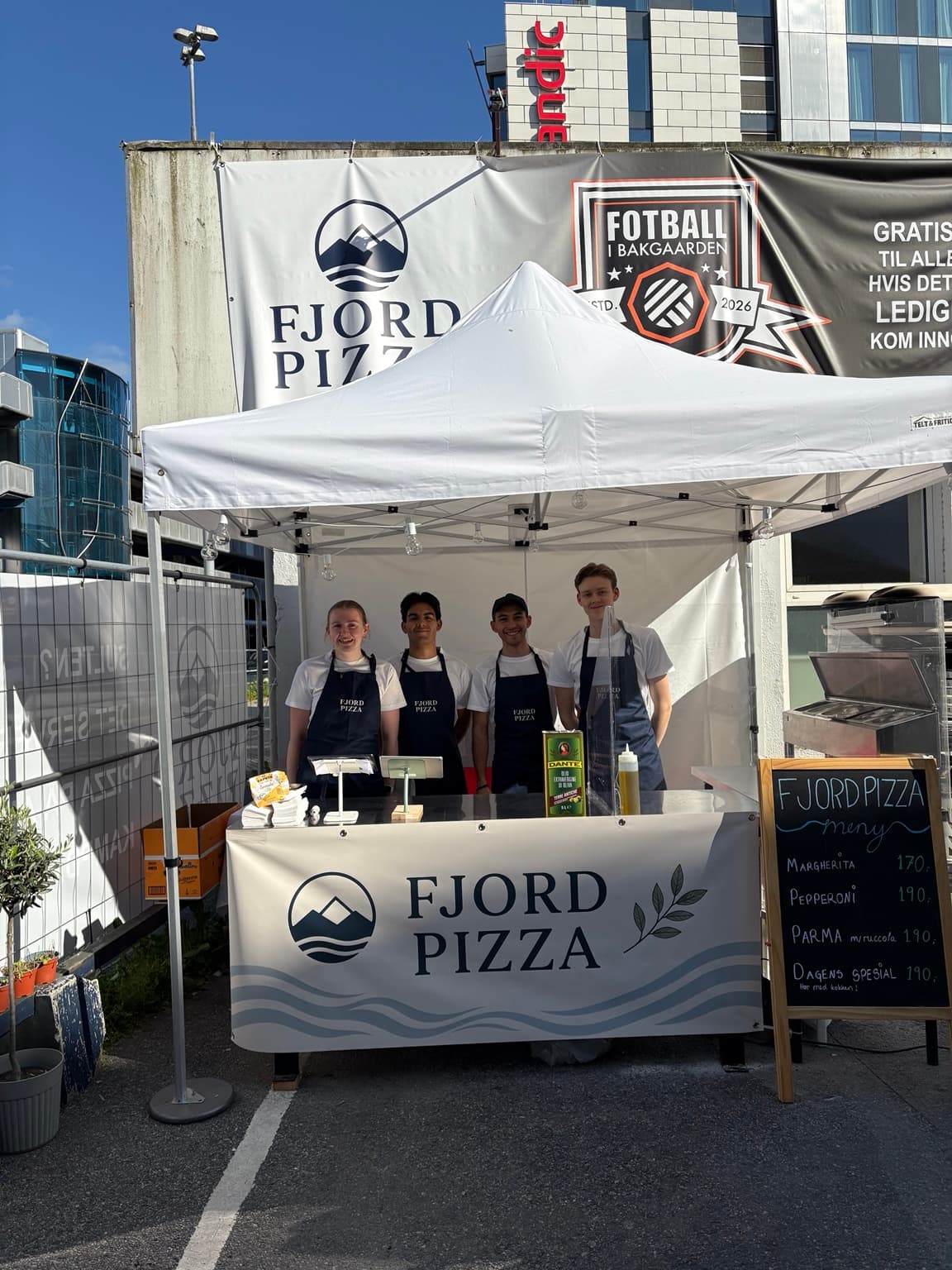 Fjord Pizza-teamet foran den mobile standen