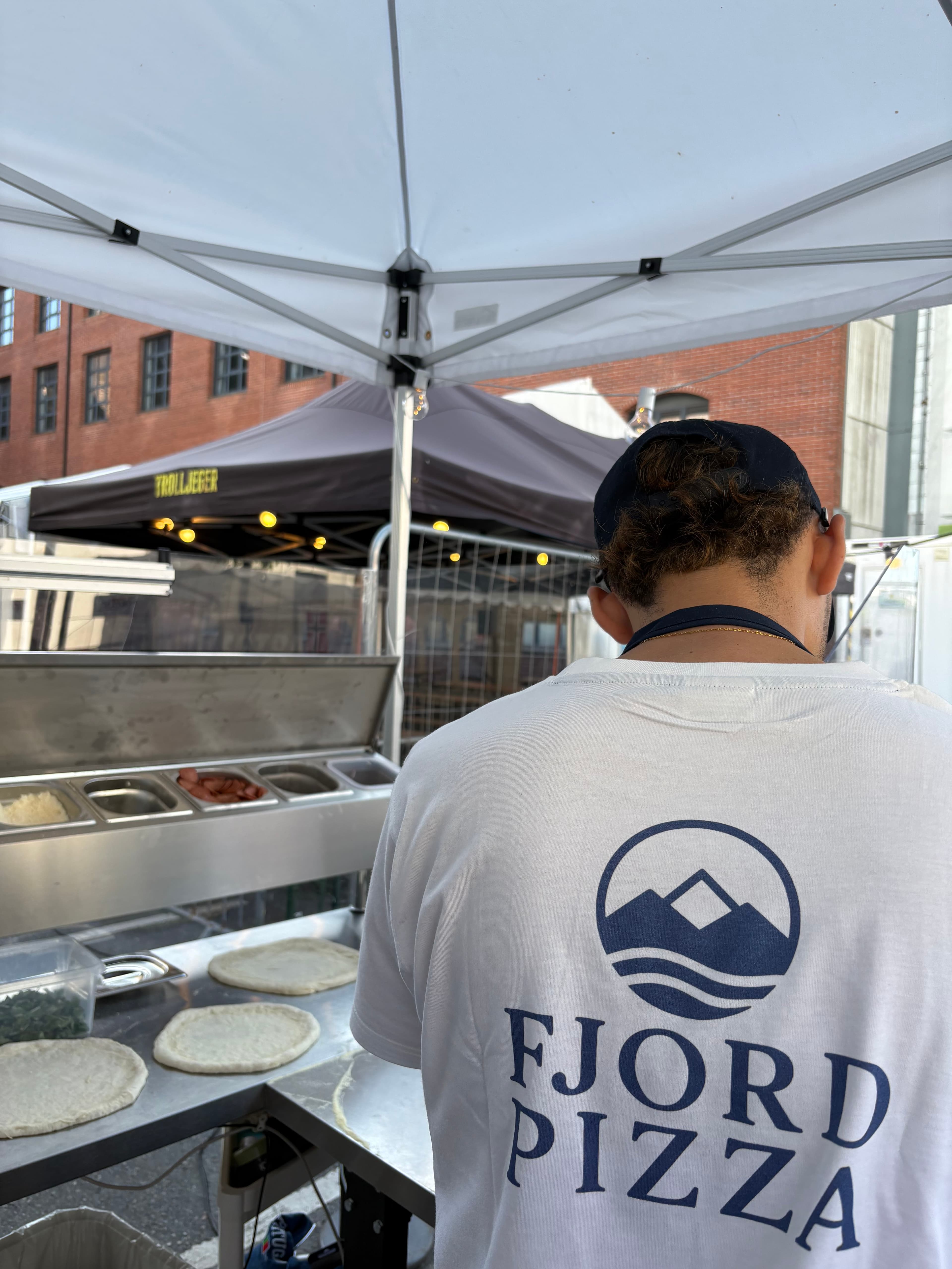 Fjord Pizza under forberedelser med deig og arbeidsstasjon