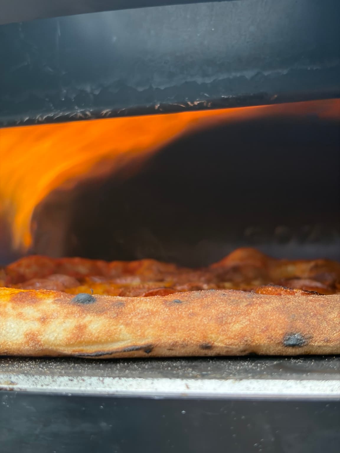 Pizza som stekes i ovnen hos Fjord Pizza
