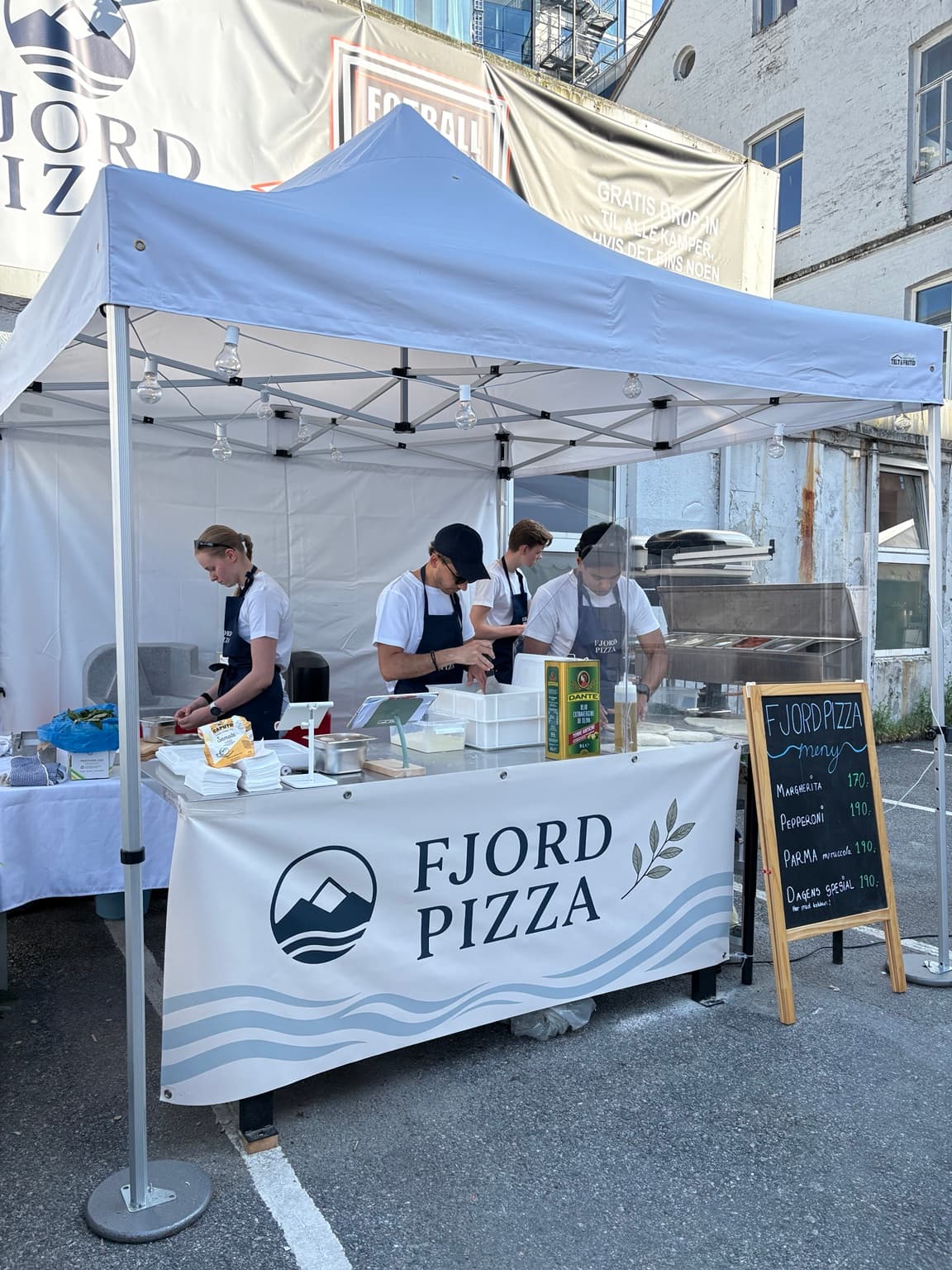 Fjord Pizza-teamet i arbeid under et arrangement